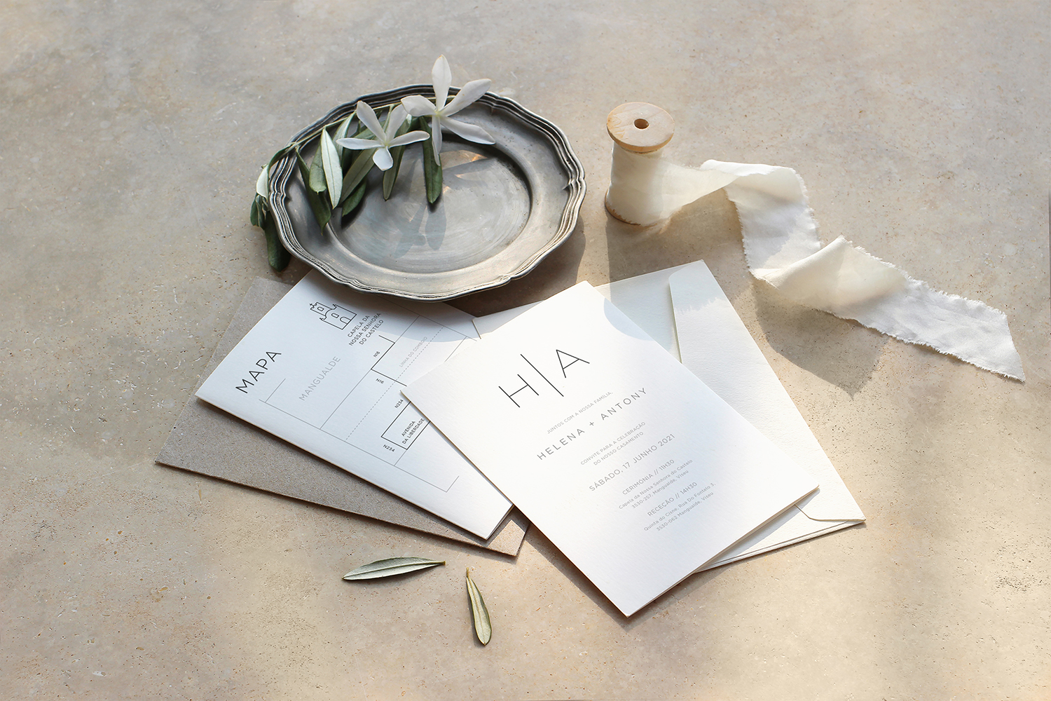 Convite de Casamento Tipográfico com envelope cinzento escuro e branco