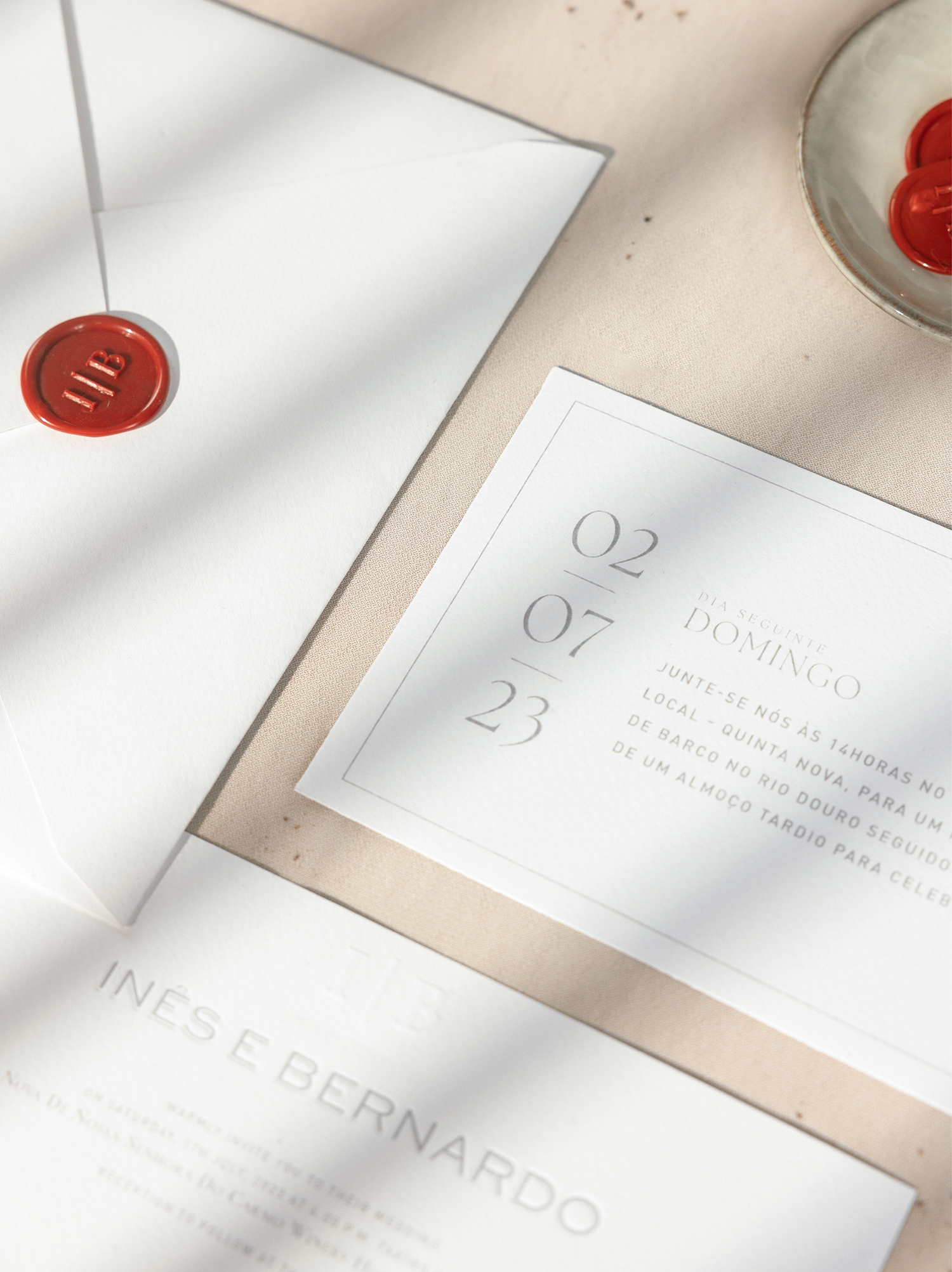 Convite de Casamento Tipográfico com envelope branco com lacre vermelho
