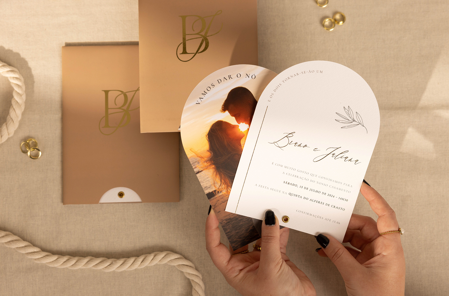 Convite de Casamento Fotográfico com detalhes dourado e detalhes florais