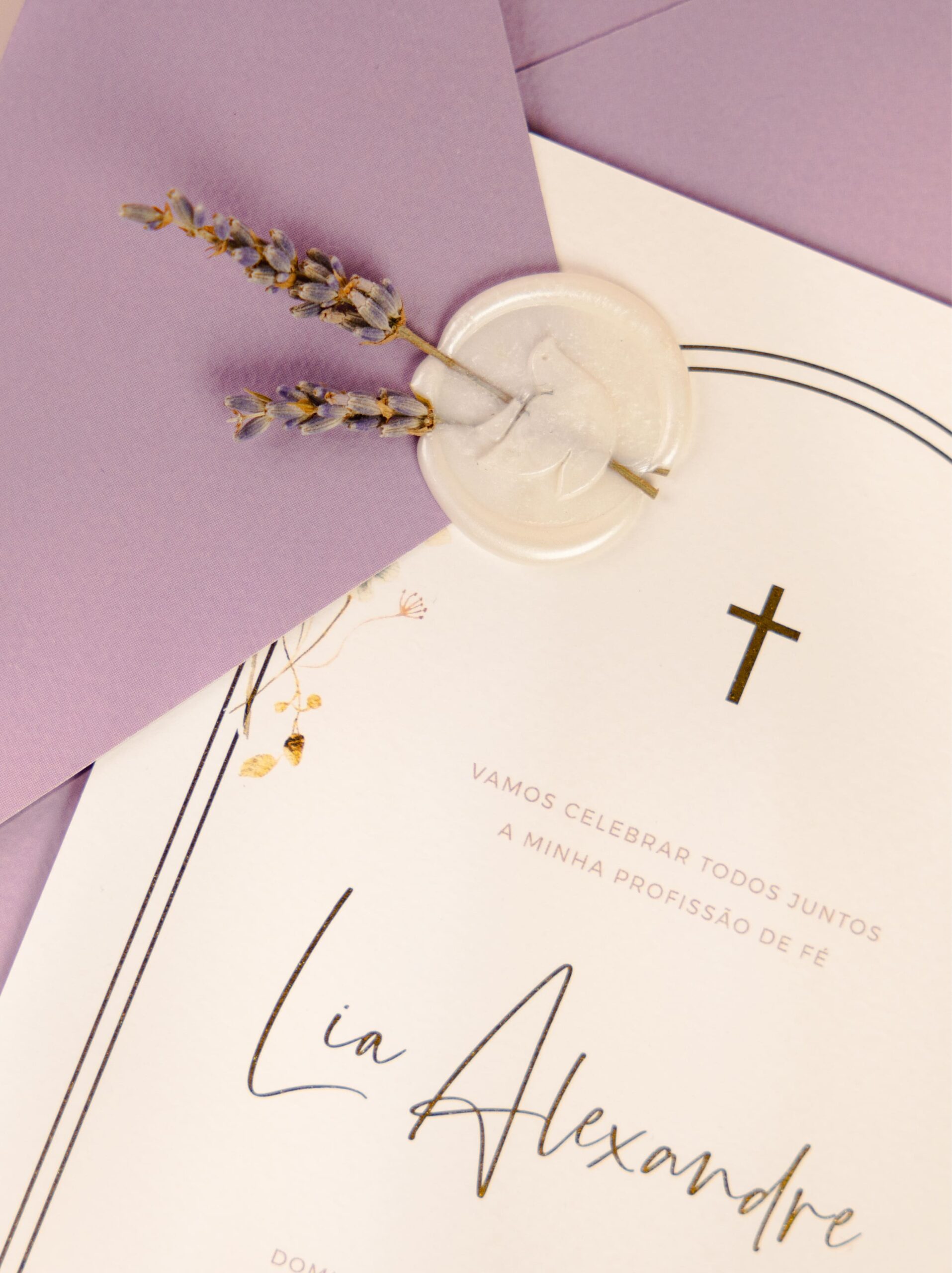 Convite de Casamento com efeitos florais e e detalhes dourados e lacre branco com detalhes florais