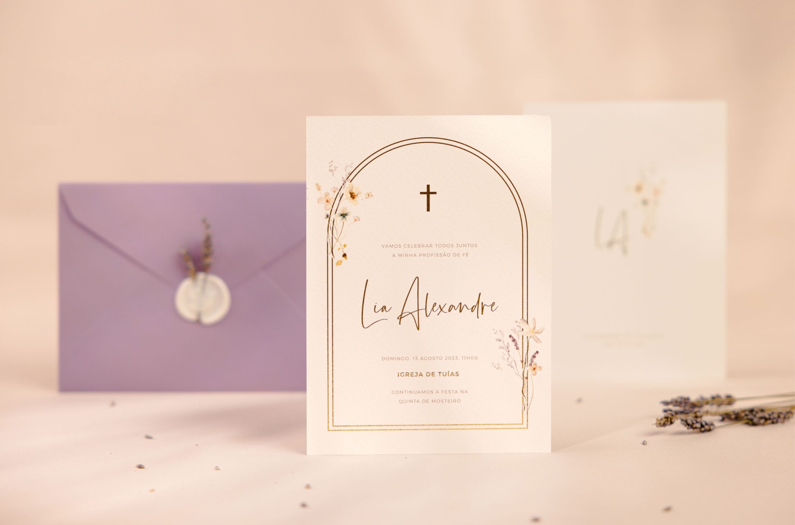 Convite de Casamento com detalhes florais e detalhes dourados