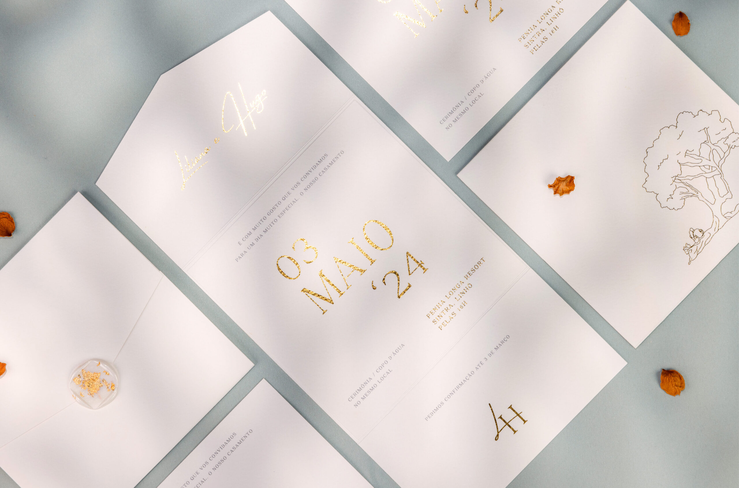 Convite de Casamento e marcador de mesa com detalhes em dourado e envelope com lacre em branco e detalhes em dourado