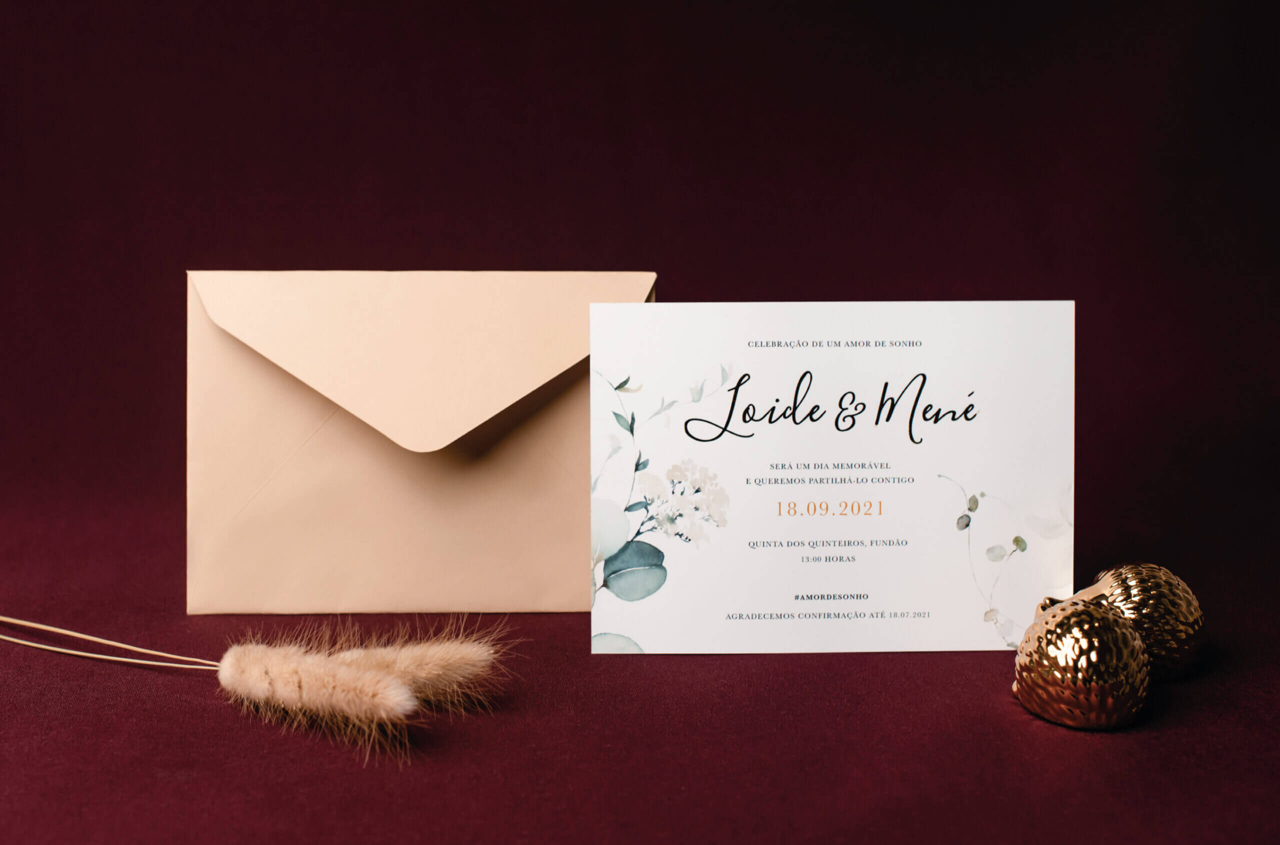 Convite de casamento com detalhes florais e detalhes em dourado com envelope rosa