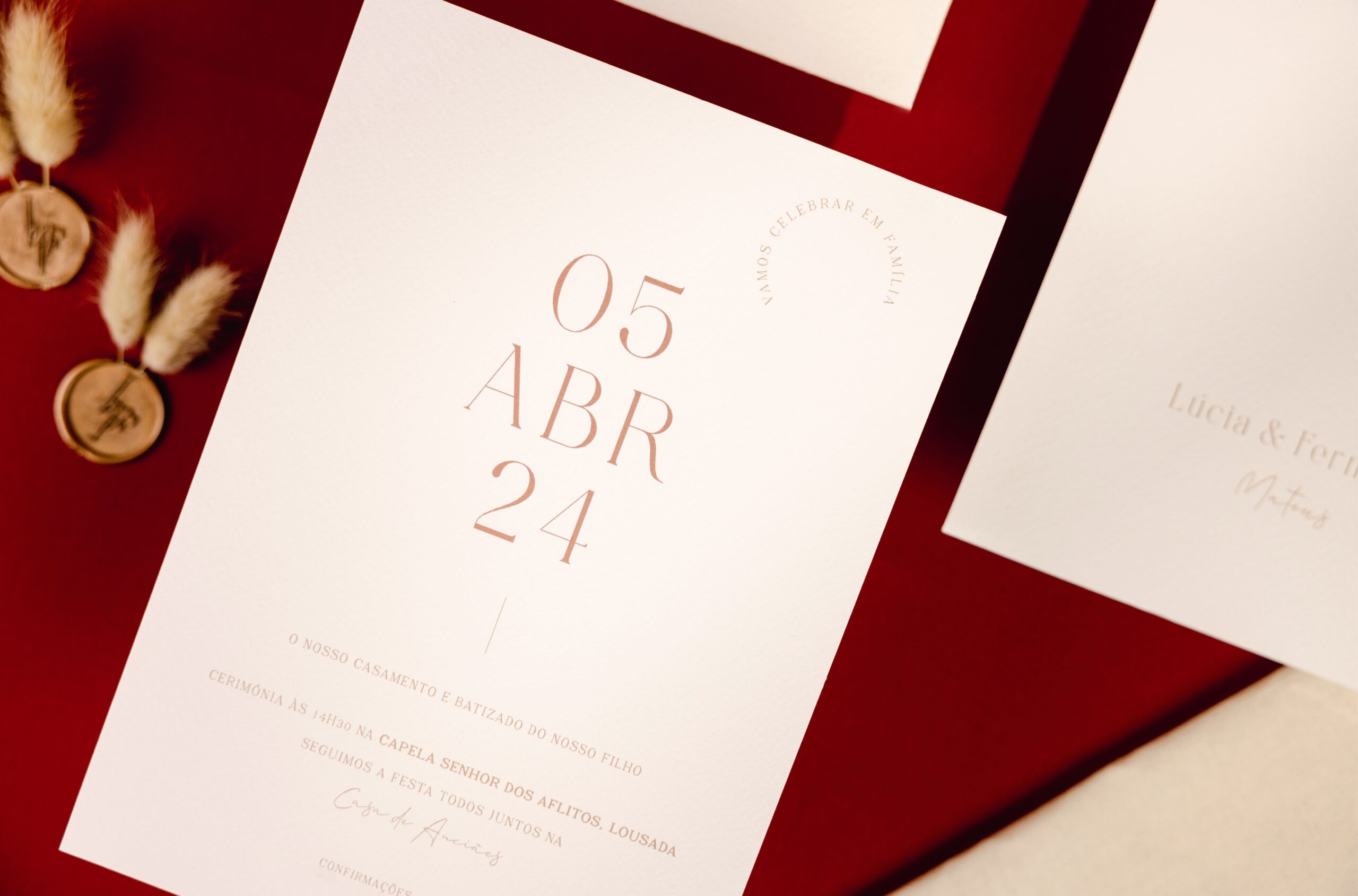 Convite de Casamento Tipográfico com detalhes em vermelho e lacre dourado com pluma