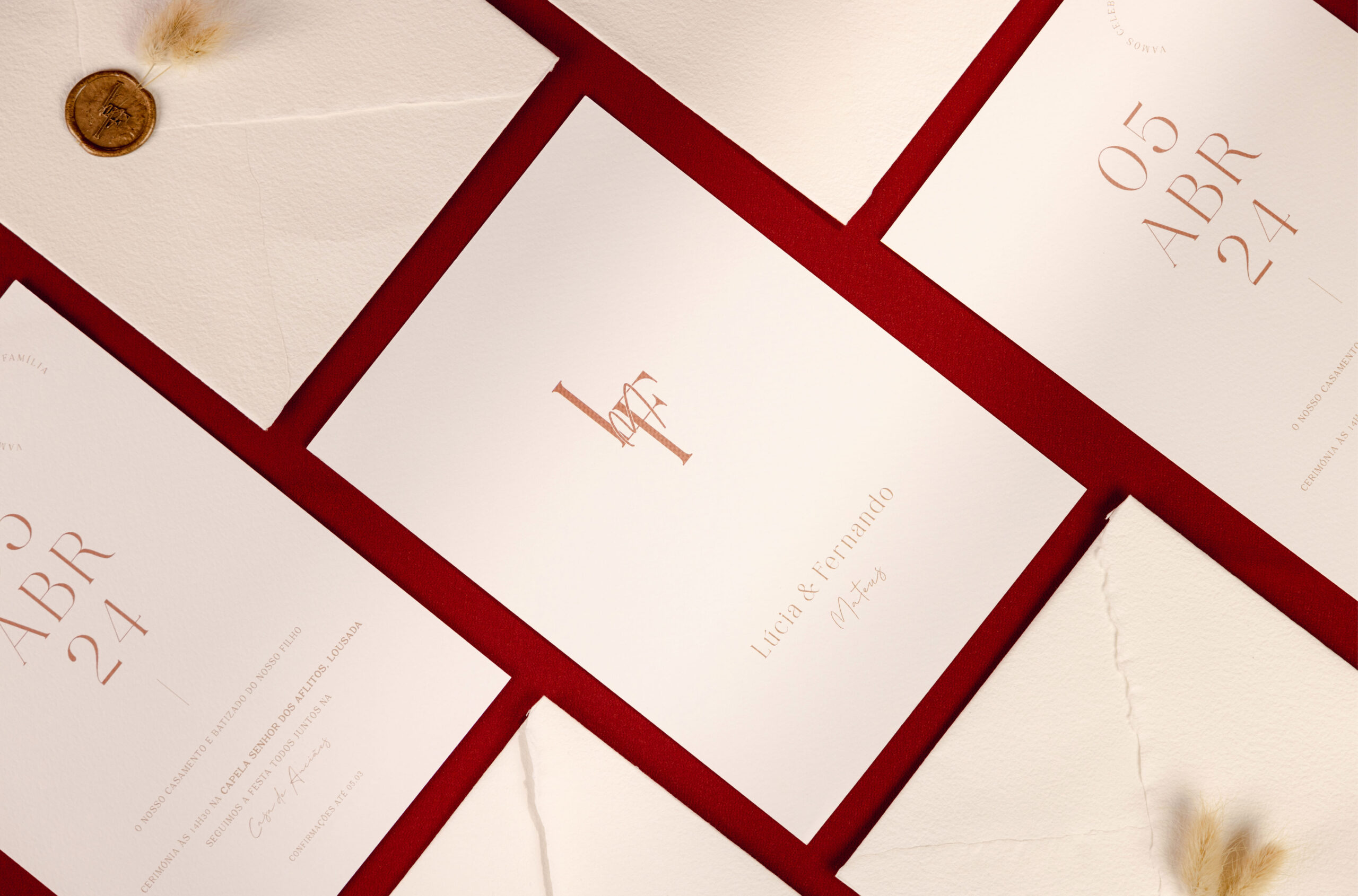 Convite de Casamento Tipográfico com detalhes em vermelho e envelope branco com lacre dourado com pluma