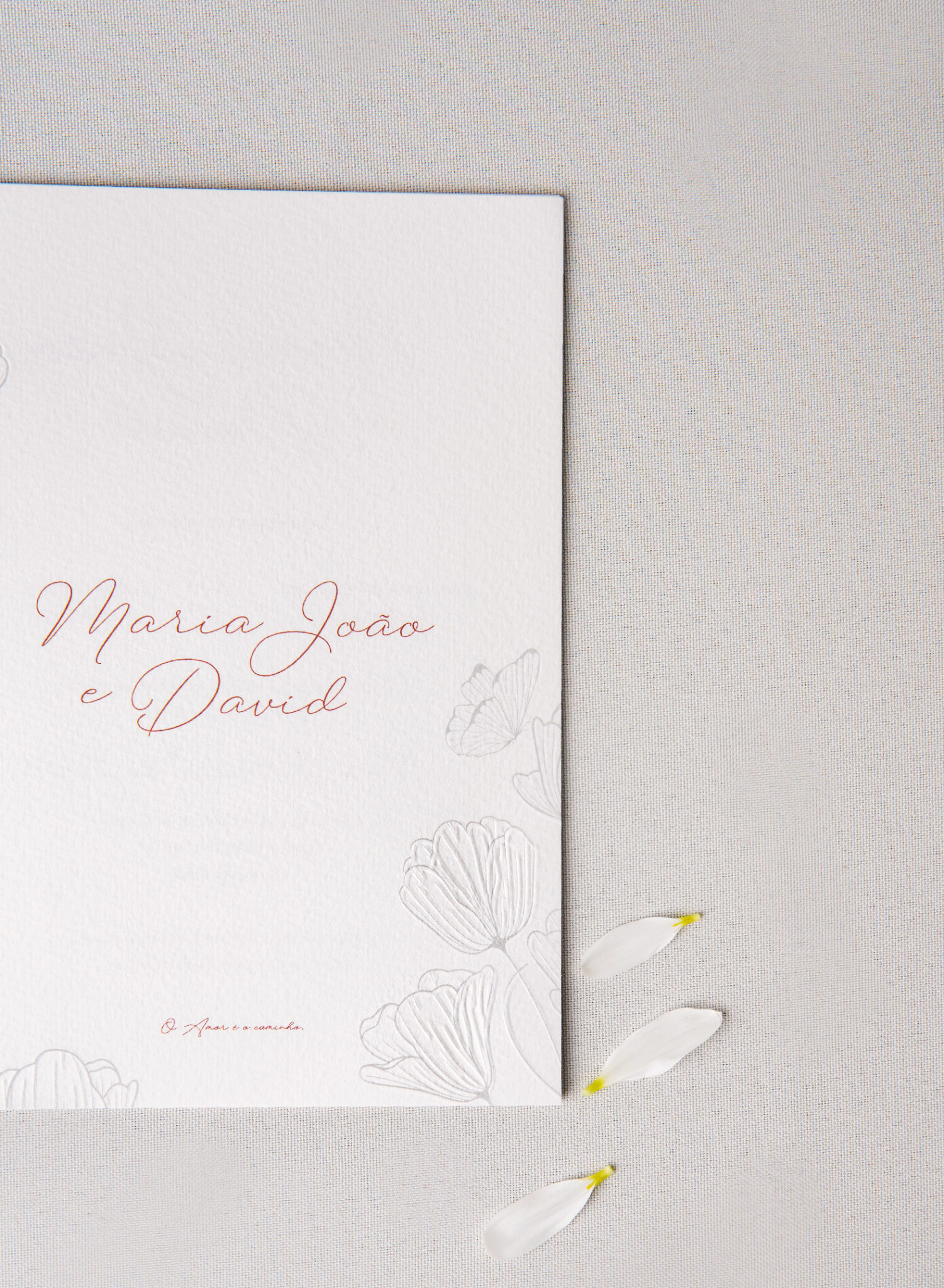 Convite de casamento com detalhes florais em papel