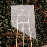 Placa de boas vindas em acrílico com cavalete de madeira