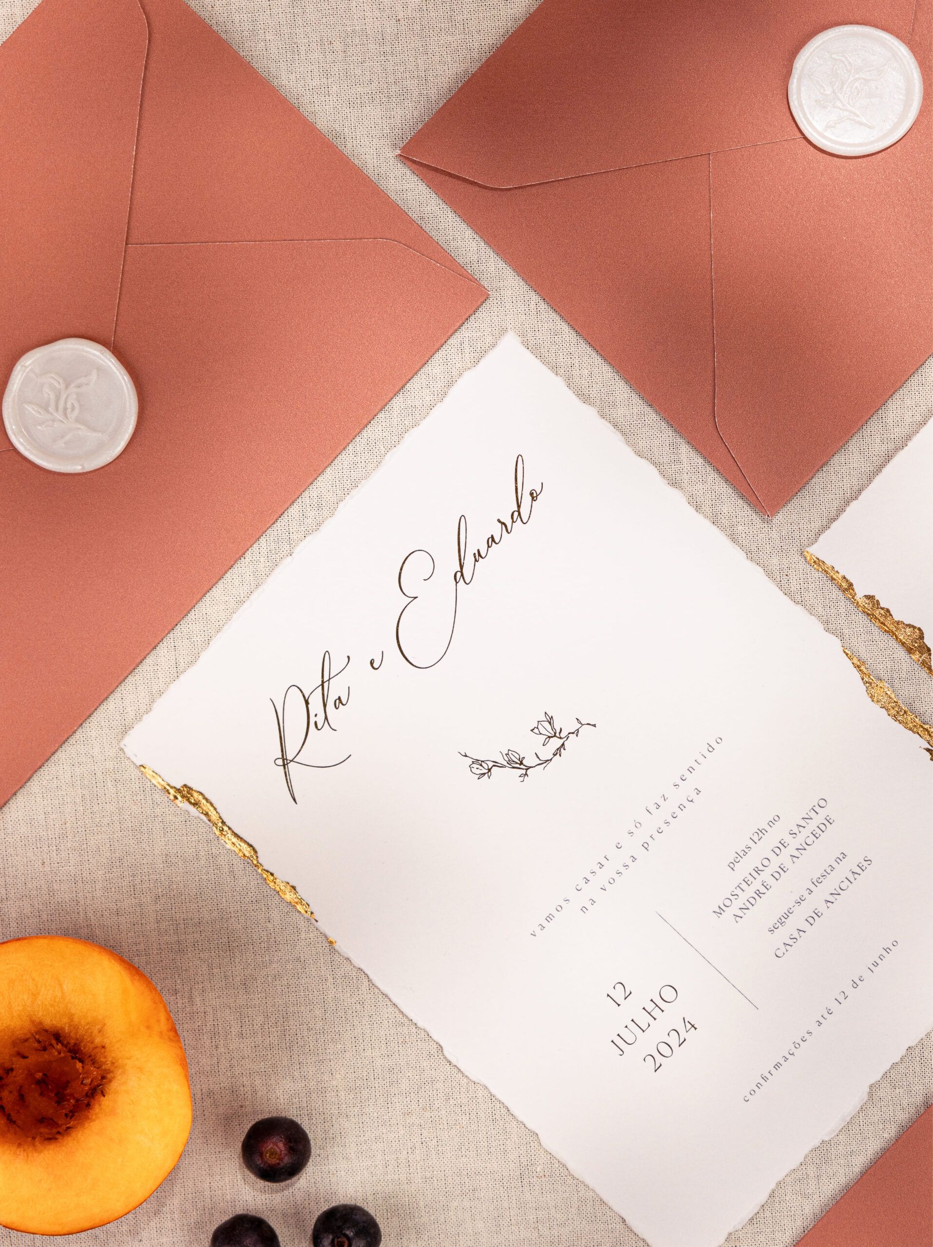 Convite de Casamento com detalhes dourados em papel com efeito rasgado