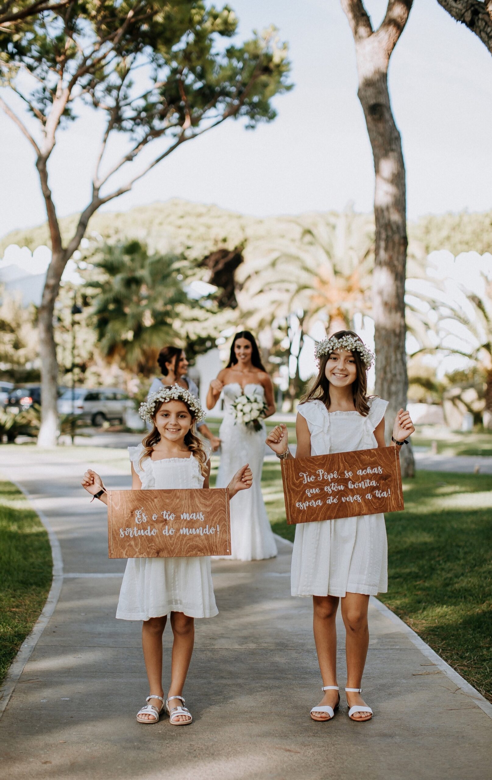 Meninas com placas de meninos das alianças em madeira com fio natural