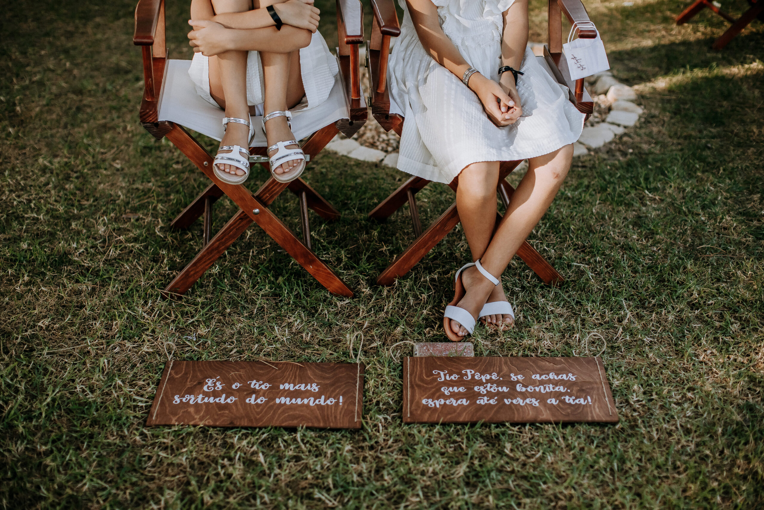 Meninas com placas de meninos das alianças em madeira com fio natural