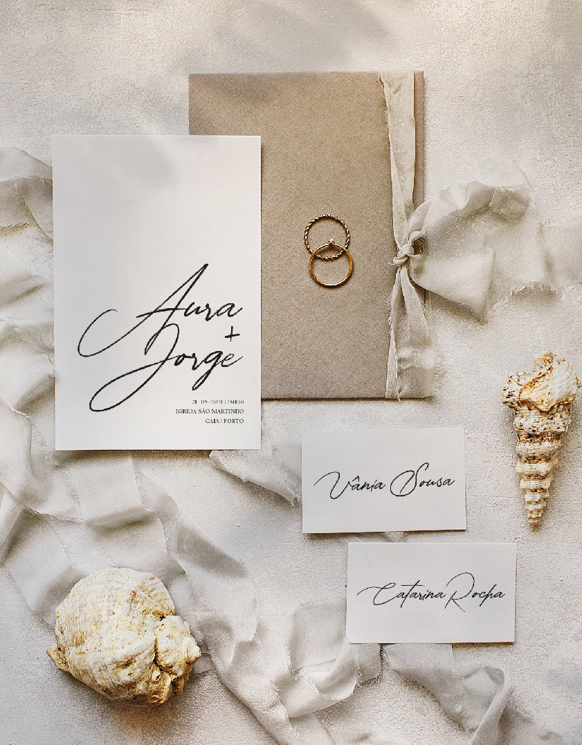 Convite de casamento e marcador de lugar em papel e convite em tecido com fio estilo praia