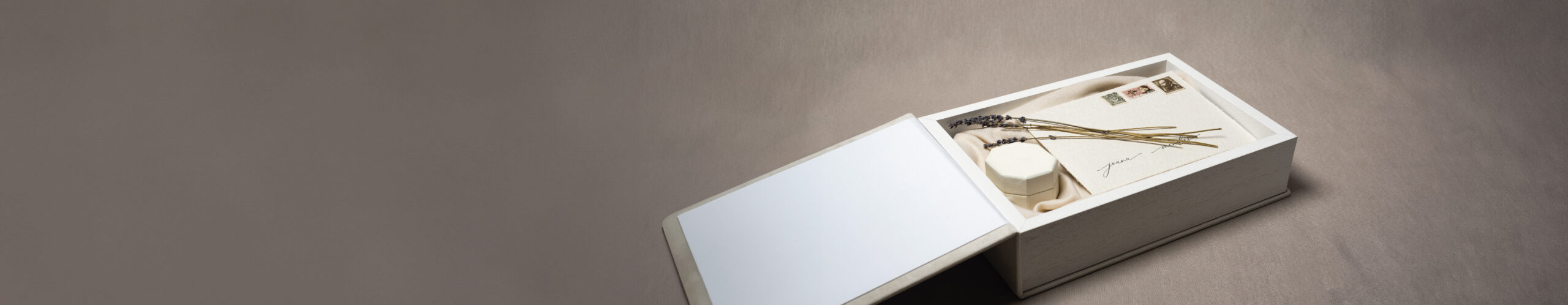 Caixa de cartões com uma carta em papel