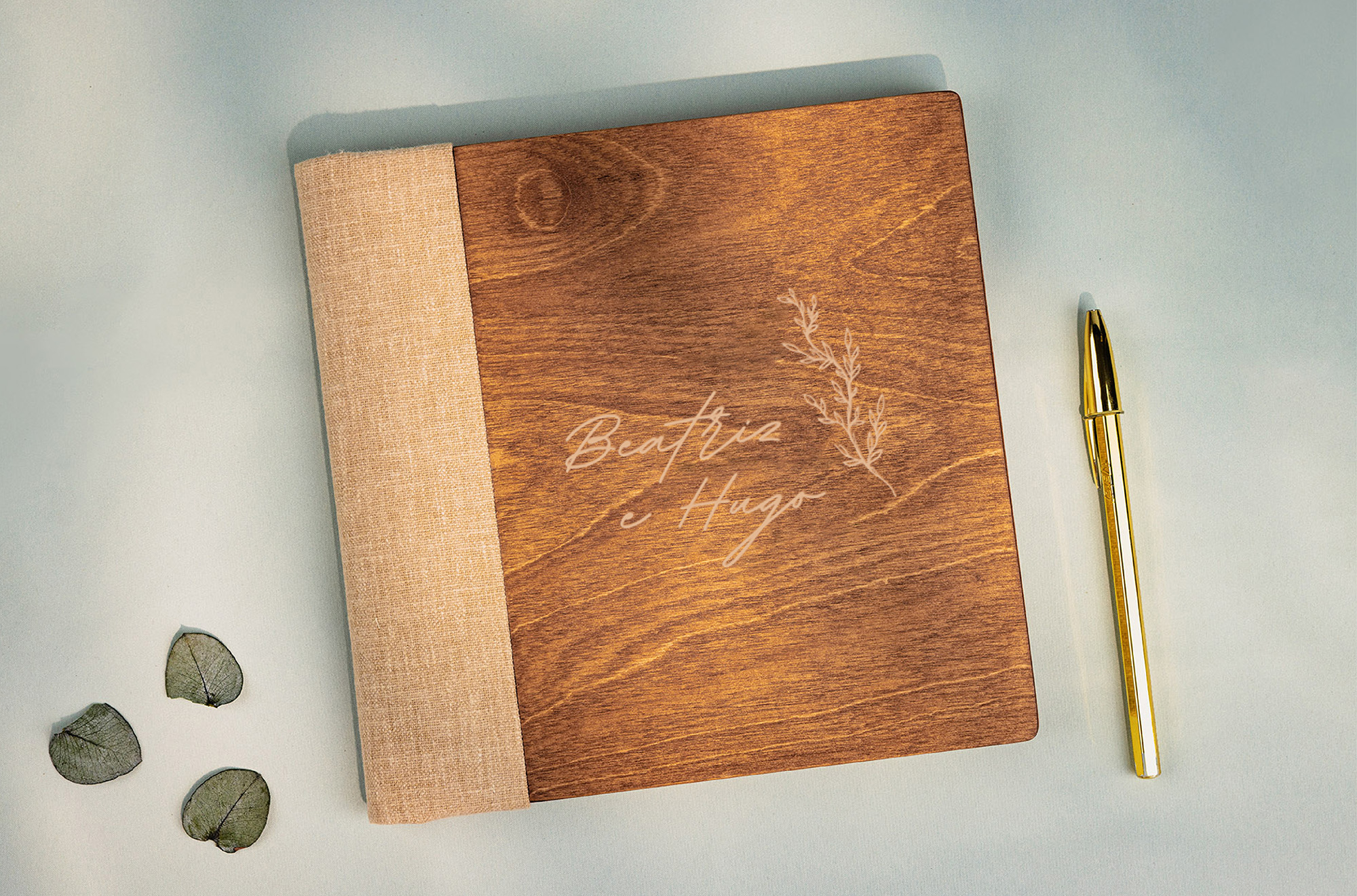Livro de honra ou livro de assinaturas de madeira com tecido