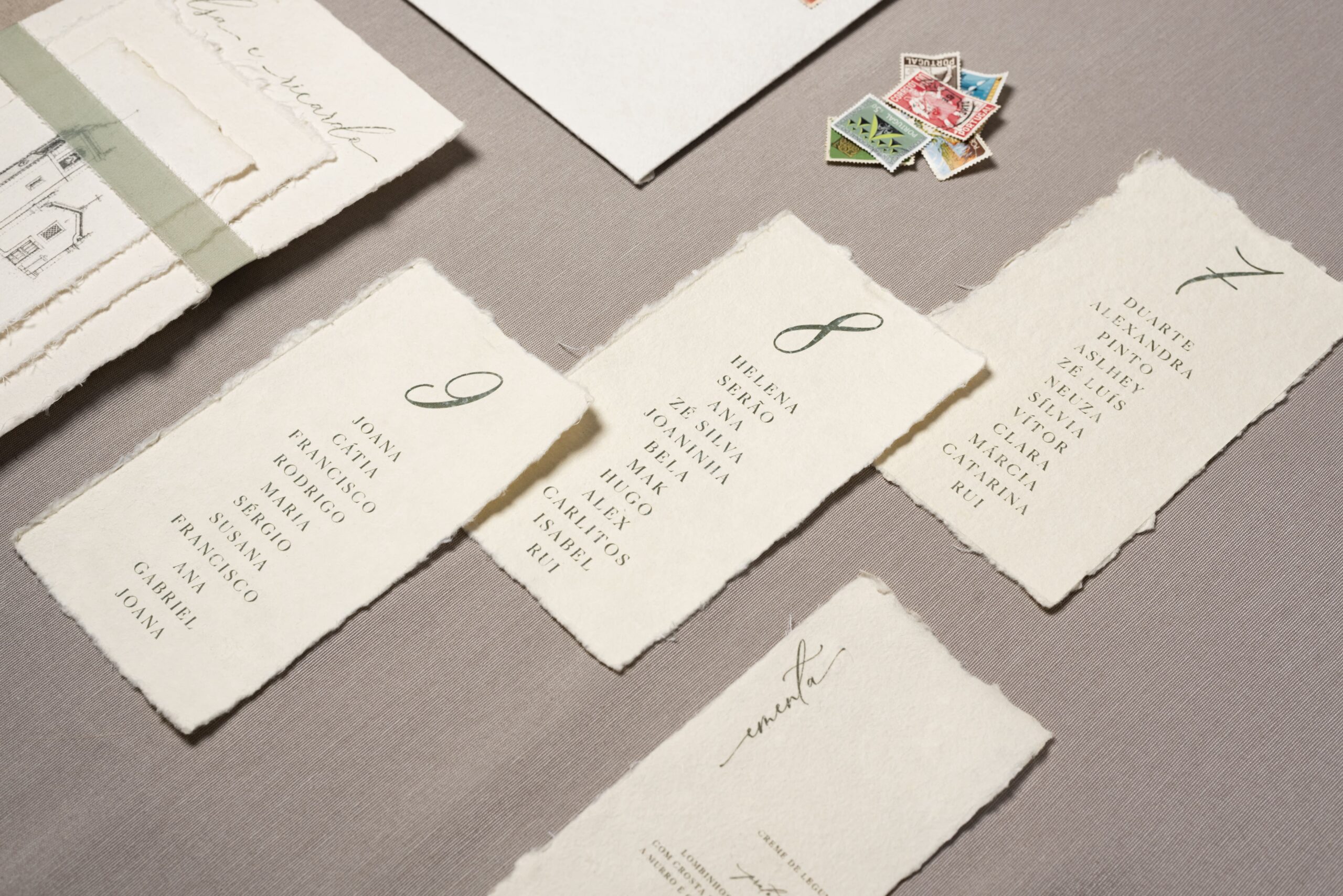 Seating plan, ementa e convite em papel artesanal com detalhes em verde