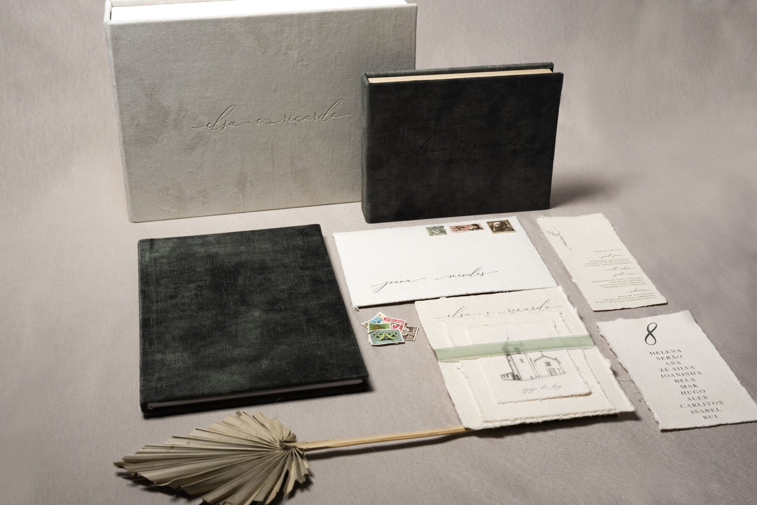Convite de casamento, ementa, marcador de mesa e envelope em papel e livro de assinaturas ou livro de honra veludo