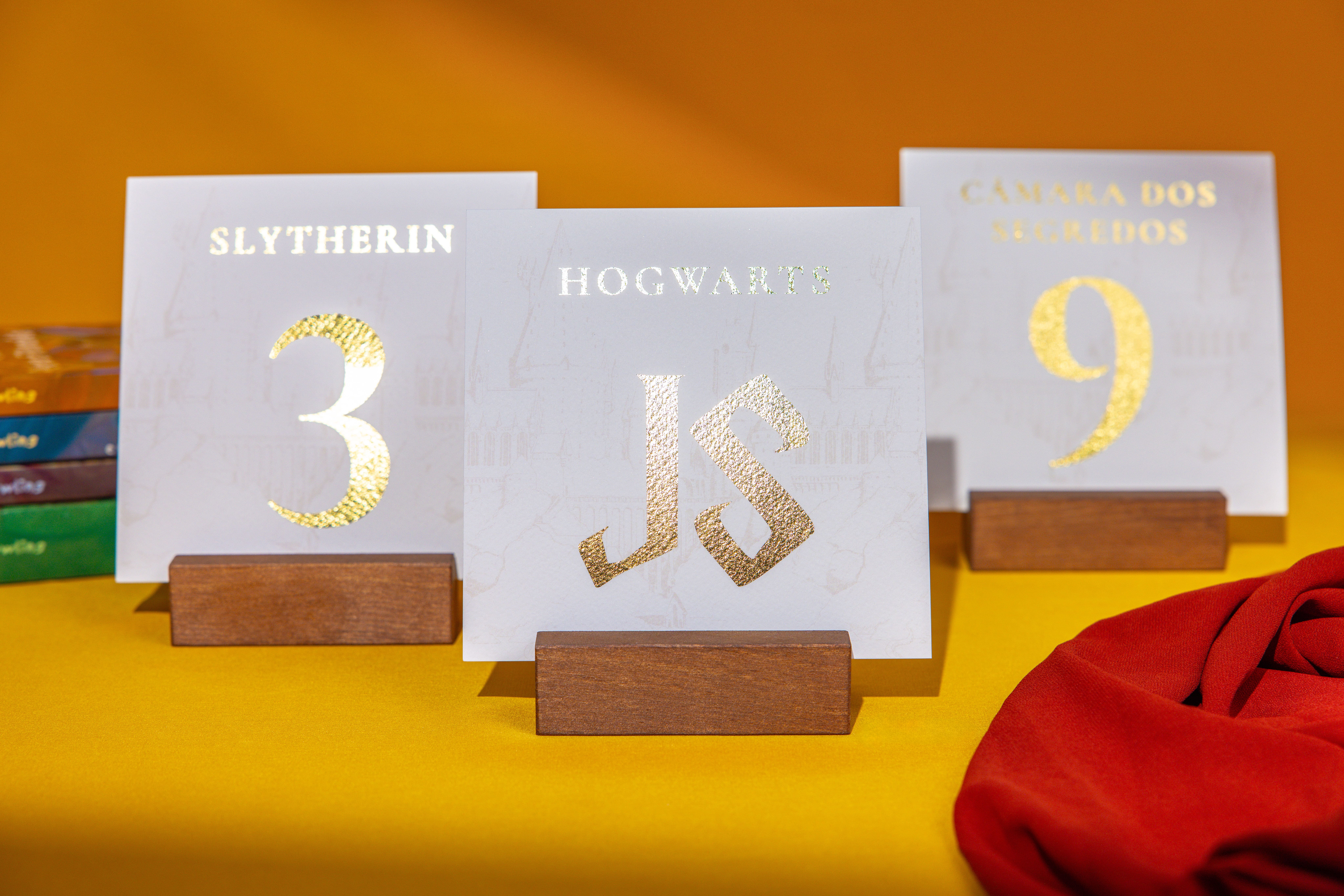 Marcador de mesa com detalhes em dourado inspirado na saga do Harry Potter e base de madeira