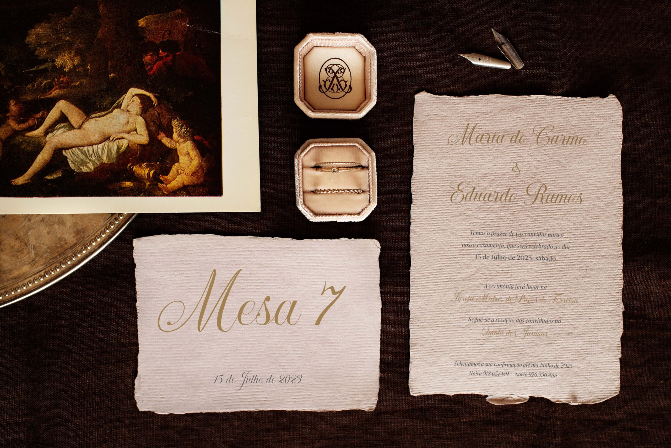 Convite de casamento e marcador de mesa com detalhes dourado em papel