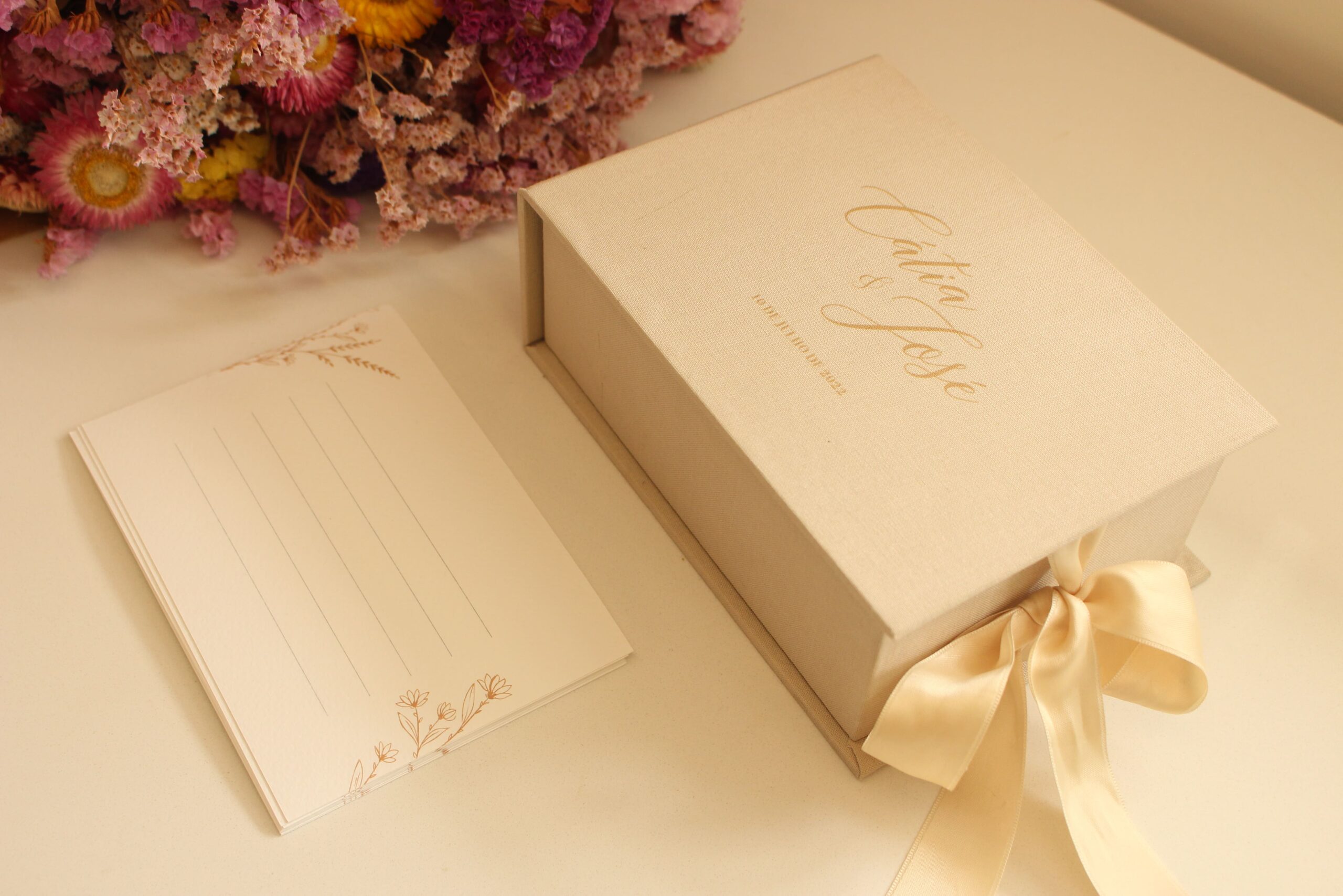 Caixa de cartões com fio bege e elementos decorativos florais