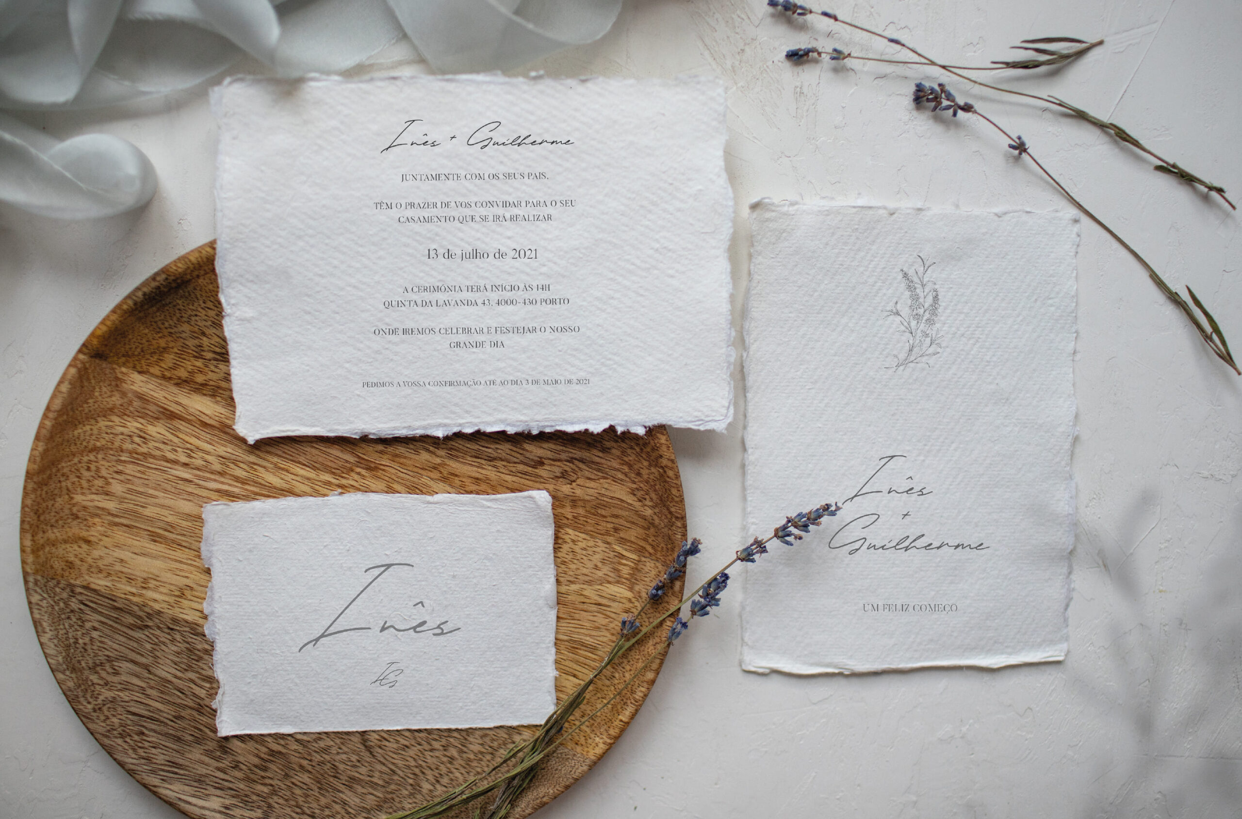 Convite de casamento e marcador de mesa em papel com detalhes florais