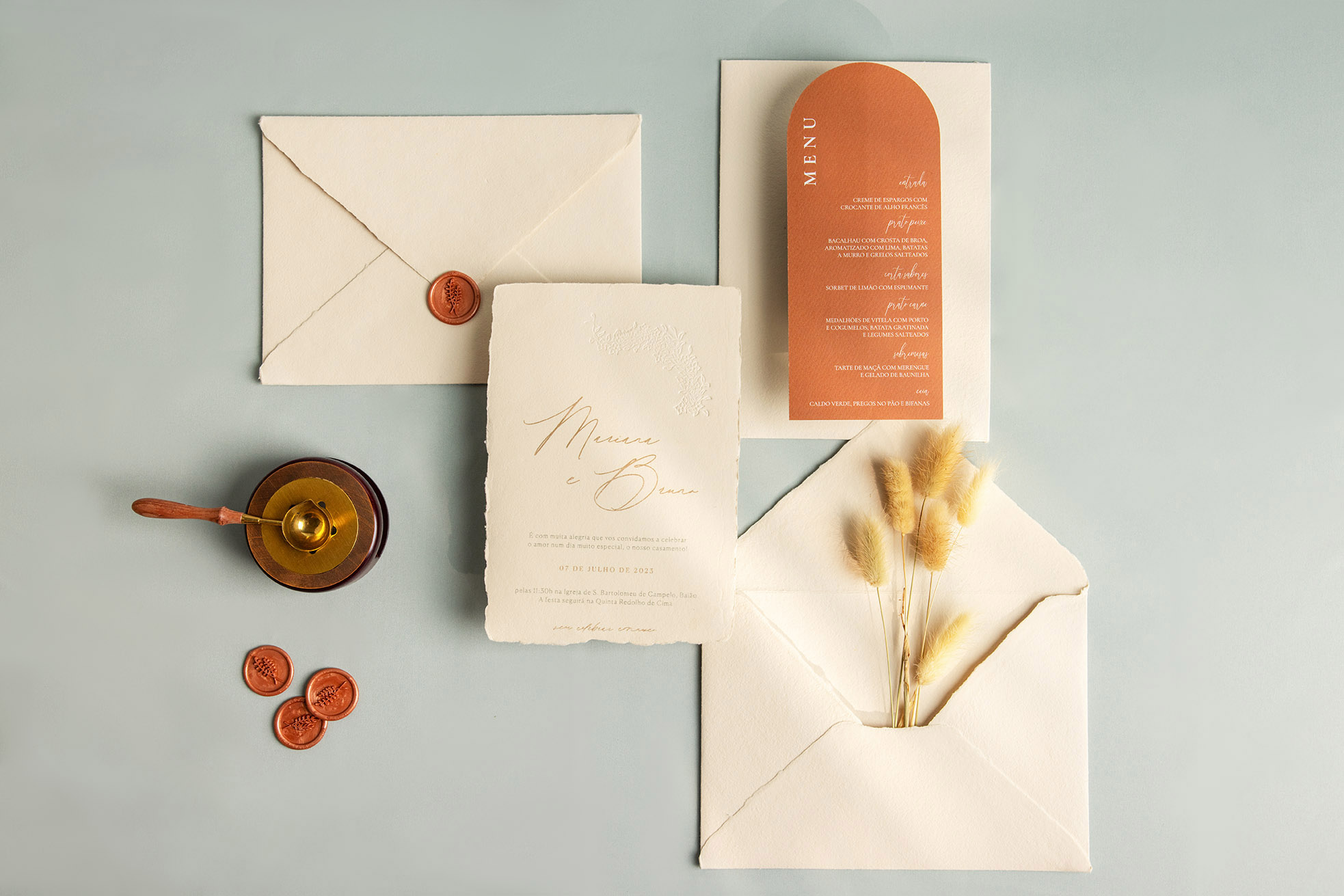 Convite de casamento e envelope com lacre em papel e ementa em papel