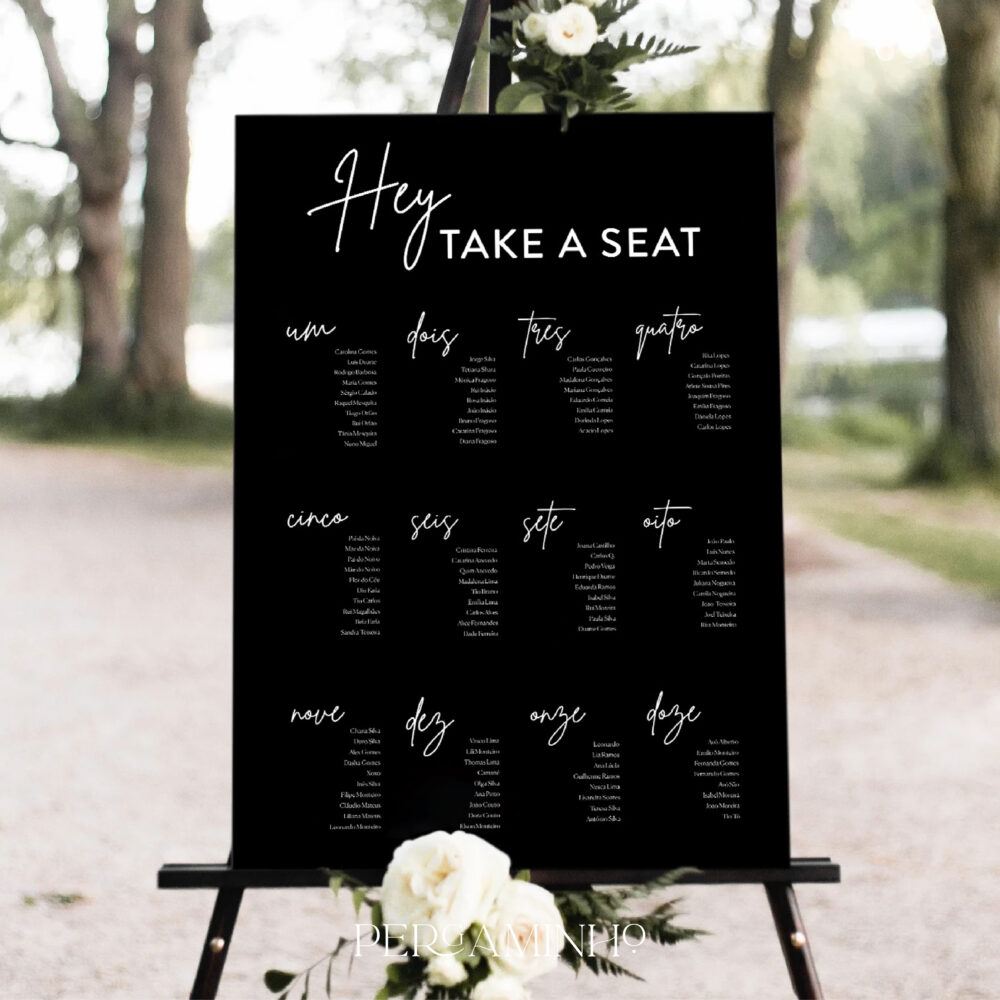 Placa de seating plan em PVC preto com um cavalete preto com detalhes florais