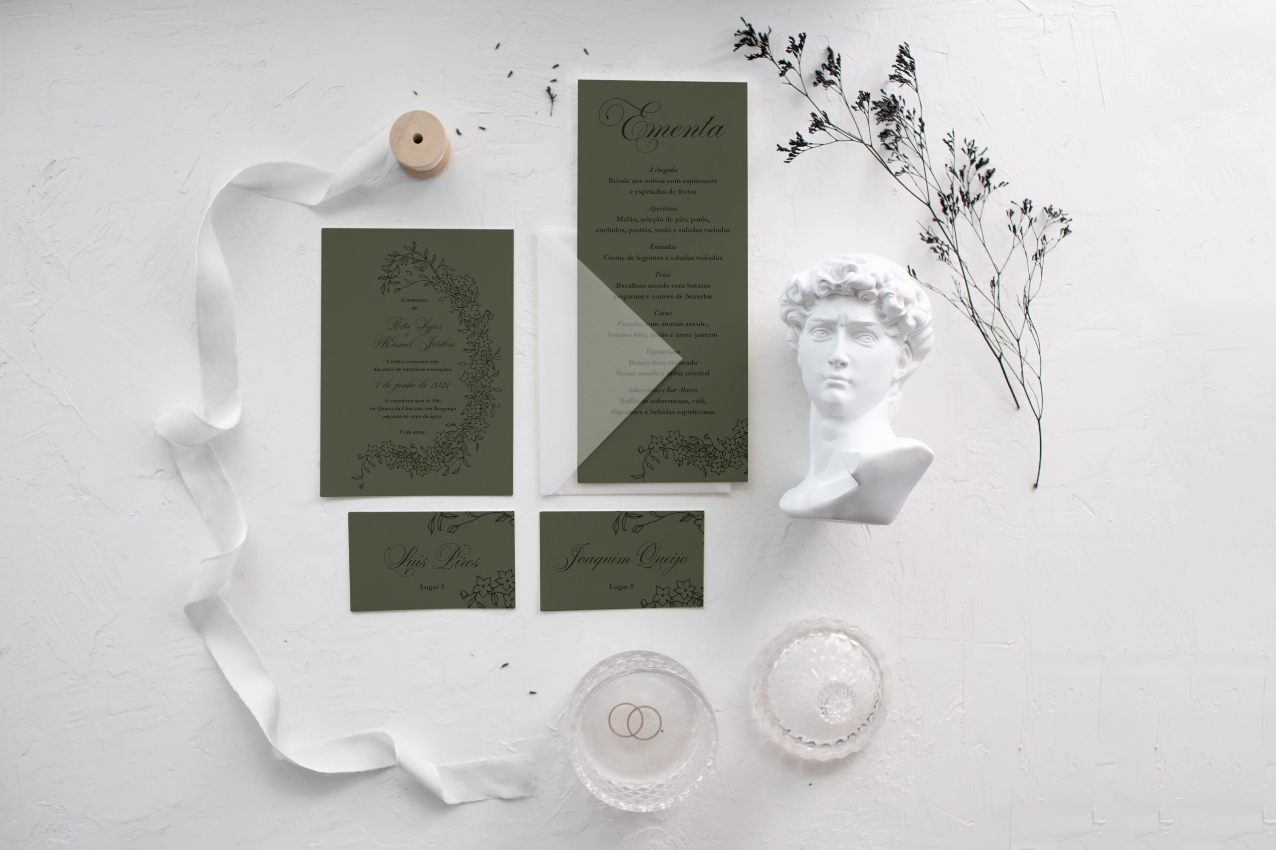 Convite de casamento, ementa e marcador de lugar em papel estilo artístico com detalhes florais