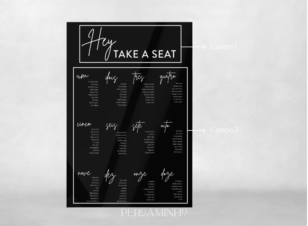 Placa de seating plan em PVC preto com um cavalete preto com detalhes florais