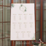 Seating plan com detalhes em amarelo e detalhes florais
