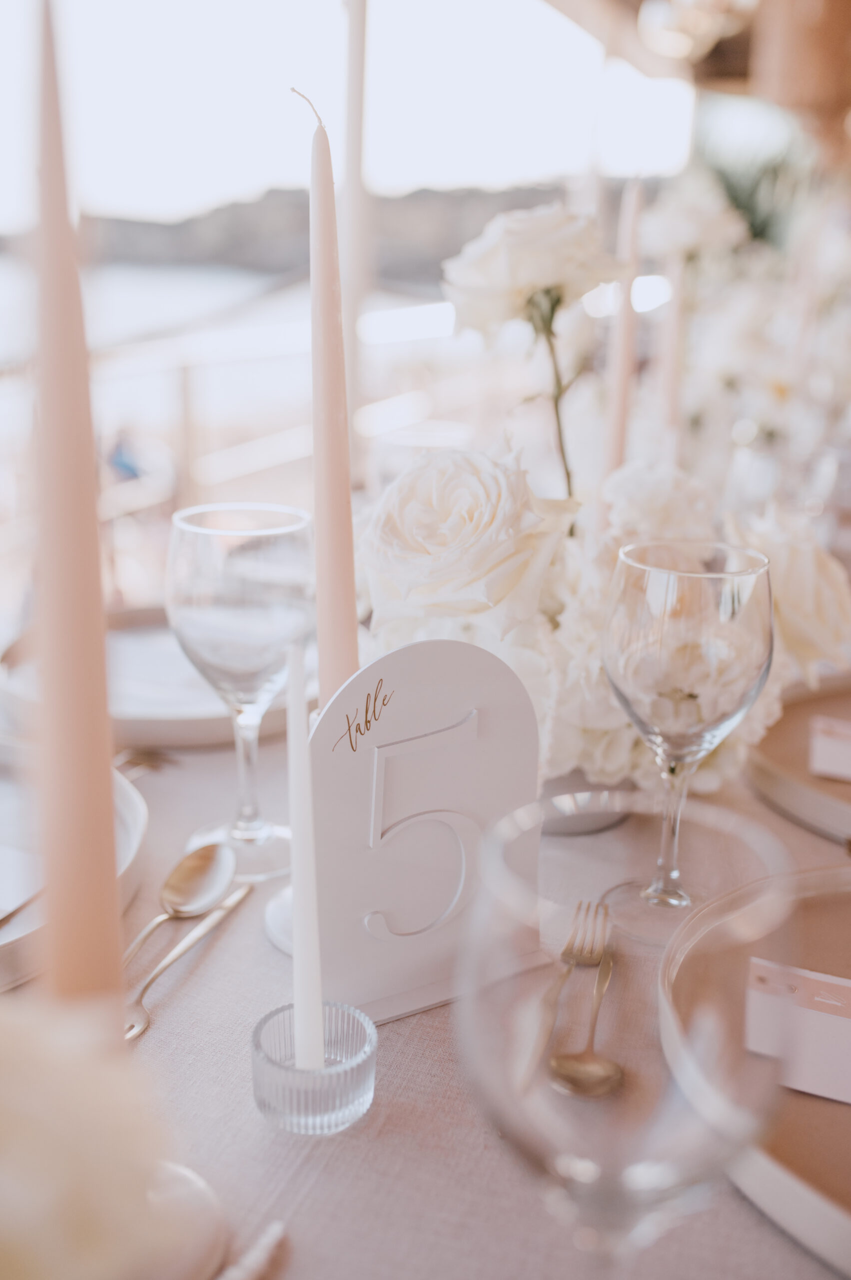 Marcador de mesa em acrílico branco como elemento de decoração para mesa de casamento