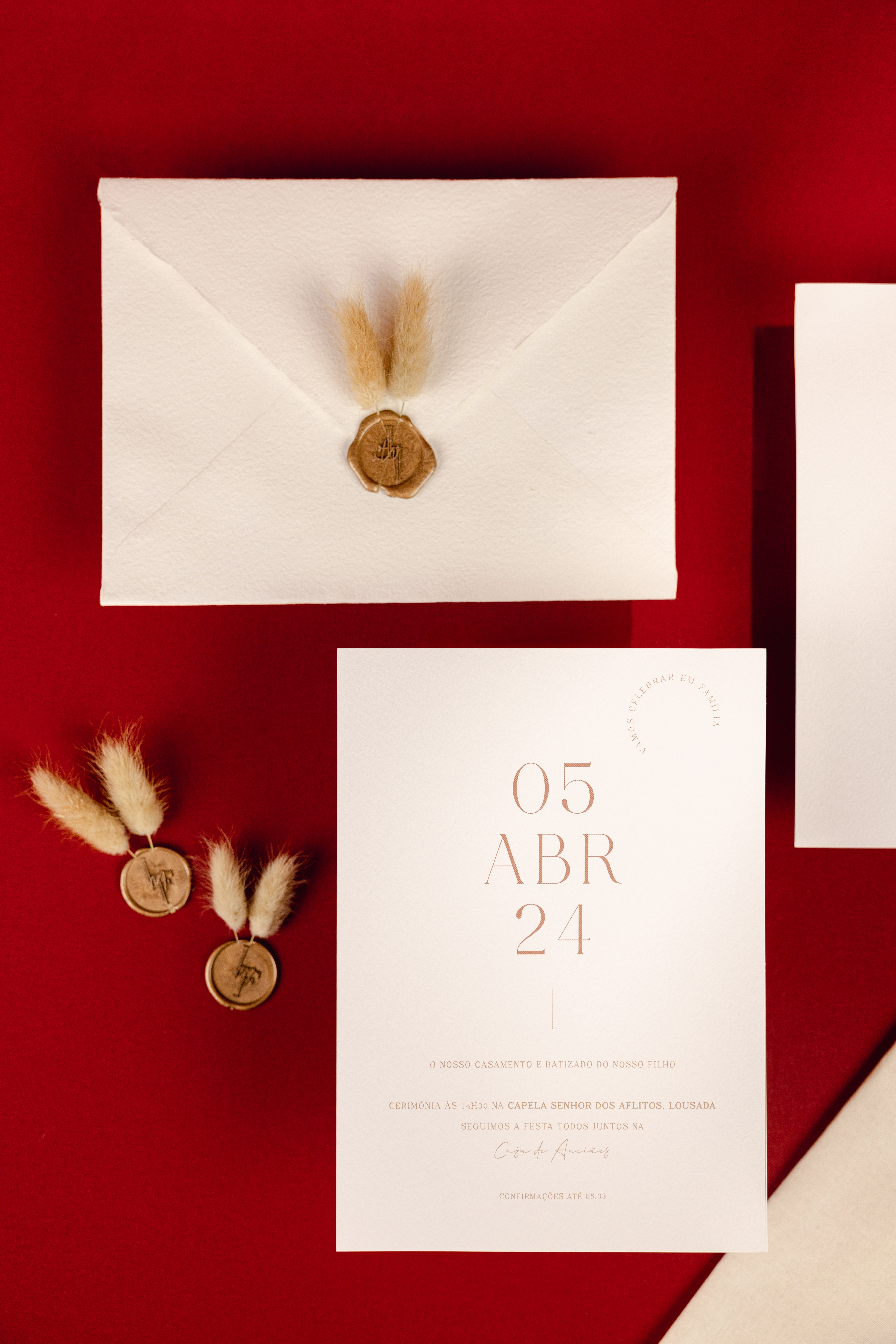 Convites de Casamentos Tipográficos com monograma e com envelope com lacre com plumas
