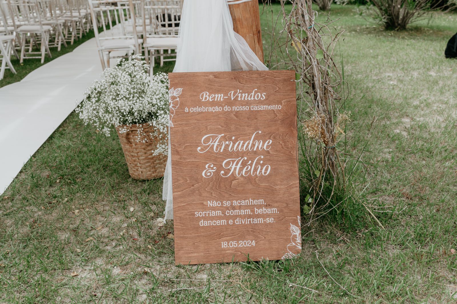 Placa de boas vindas em madeira com detalhes florais