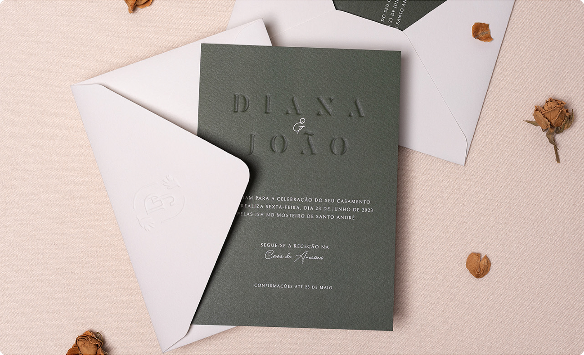 Convite de casamento em papel com envelope branco