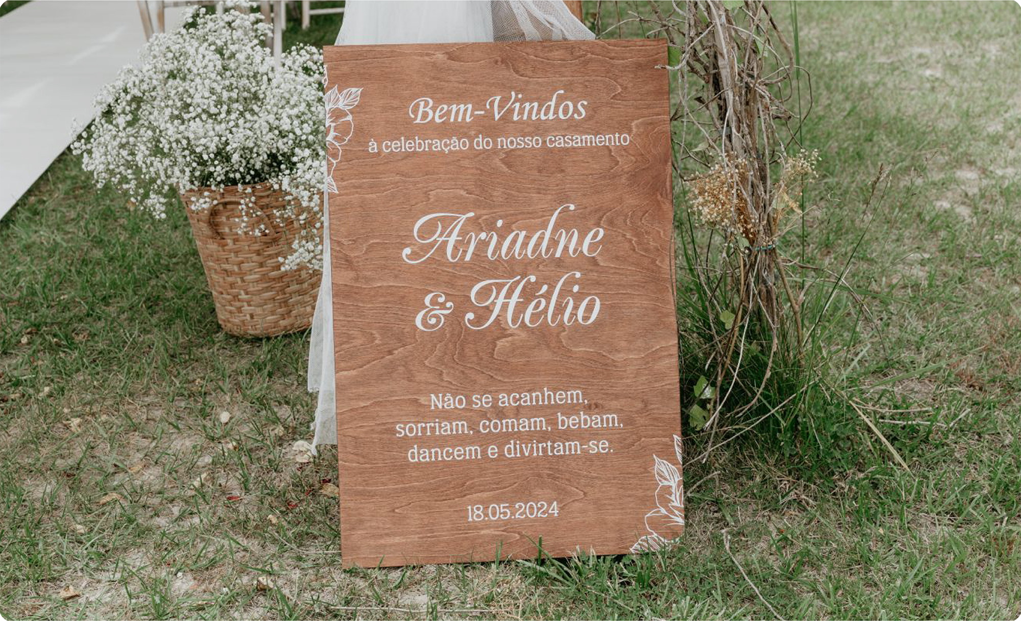 Placa de boas vindas em madeira com detalhes florais