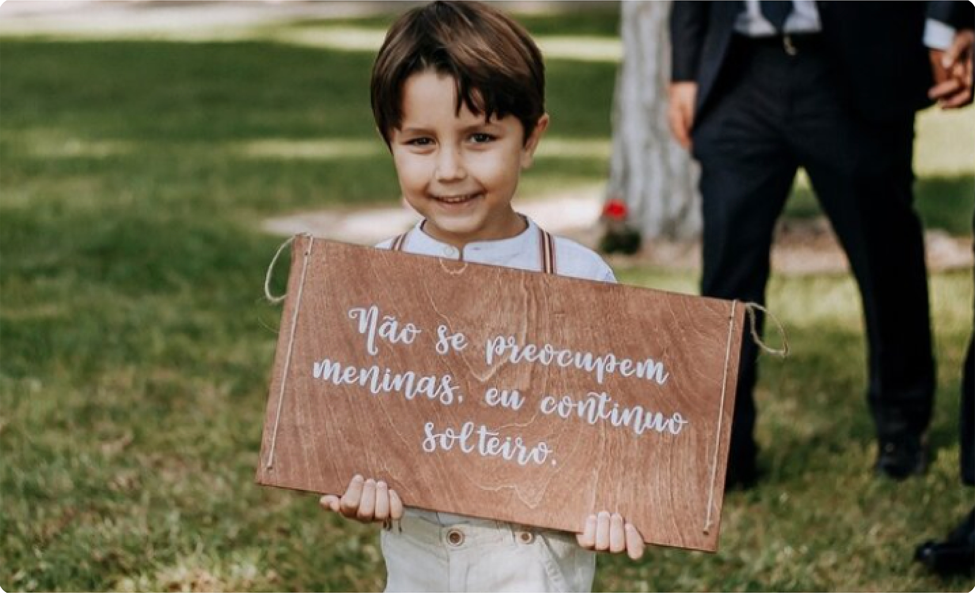 Menino com placa dos meninos das alianças com fio natural