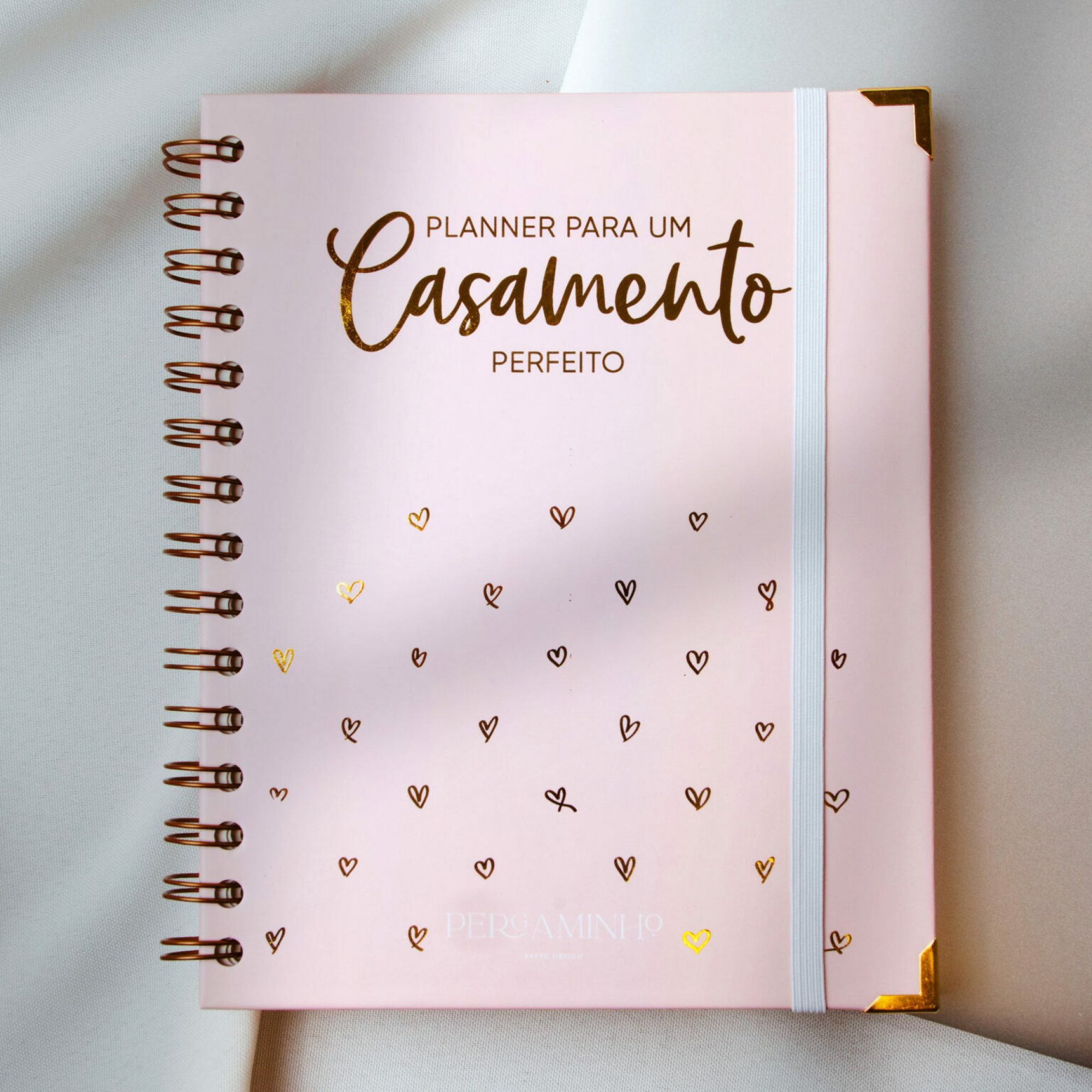 Agenda-Da-Noiva-scaled Agenda da noiva cor de roza com palavras em foil dourado e fita branca