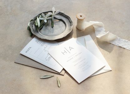 Convite de casamento do tipográfico e envelope castanho e branco