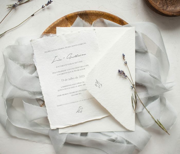 Convite de Casamento branco de estilo tipografico com acabamento rasgado com flores de lavanda e envelope branco