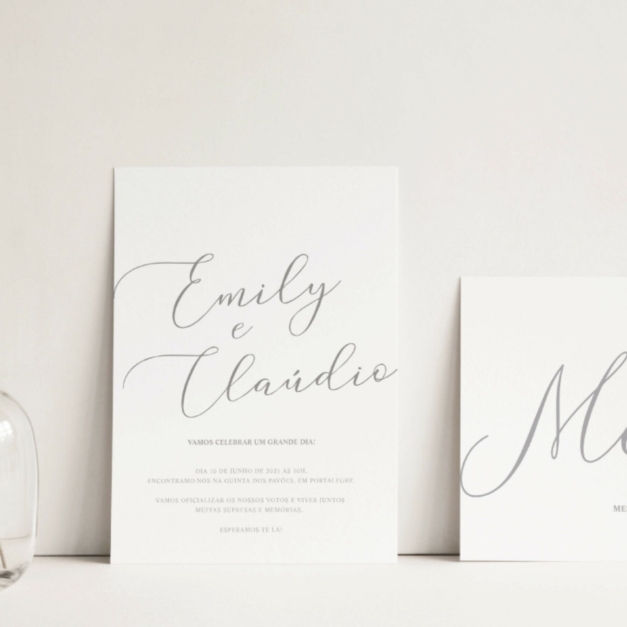 Convite de casamento de estilo tipografico com fundo branco e tipografia verde