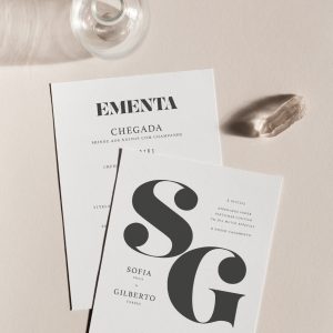 Convite de casamento de estilo tipografico com as letras SG pretas e fundo branco